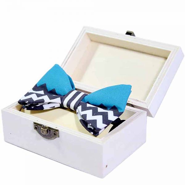 kinderfliege-schleife-jungen-blau-weiß-in-geschenkbox-sendoro-shop-lollipop-box-geschenk