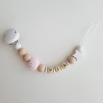 schnullerkette-natur-holz-rosa-mit-namen-geschenk-sendoro-shop-handmade