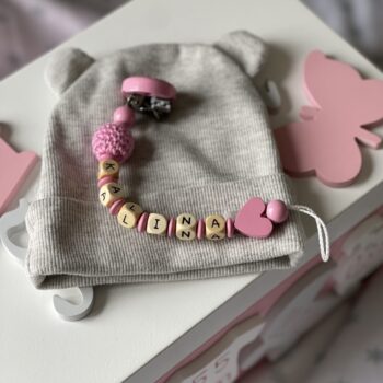 Schnullerkette--mädchen-mit-namen-geschenk-personalisiert-baby-deko-sendoro-shop-rosa