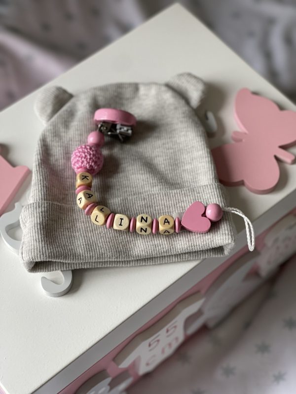 Schnullerkette--mädchen-mit-namen-geschenk-personalisiert-baby-deko-sendoro-shop-rosa