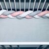 grau-rosa-weiß-sterne-bettschlange-handmade-geflochten-braided-bumper-geflochen-sendoro-shop-babybett-onlineshop