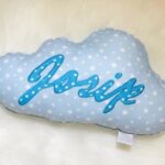 kissen-blau-wolke-mit-namen-geschenk-personalisiert-mit-sternen-handmade-nina-design-sendoro-shop