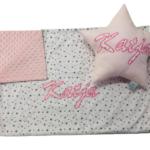 babydecke-minky-bestickt-personalisiert-handmade-sendoro-shop-rosa-weiß-sterne-ni-na-design-mit-namen-geeschenk-geburt-taufe