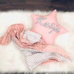 babykissen-bestickt-personalisiert-handmade-sendoro-shop-rosa-weiß