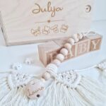 schnullerkette creamy tramuhaftbaby sendoro shop baby geschenk geburt mit namen personalisiert creme beige 1