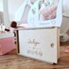 personalisierte erinnerungstruhe schlicht holz sendoro shop traumhaft baby erinnerungskiste box baby geschenk geburt taufe geburtstag