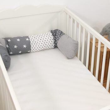 Die Bettschlange ist angenehm weich und schützt insbesondere den Kopf deines Babys beim Schlaf. Sie ist in unterschiedlichen Größen verfügbar und hat viele Einsatzmöglichkeiten