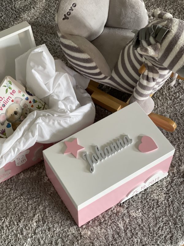 erinnerungskiste-baby-erinnerungskiste-truhe-mit-namen-personalisiertes-geschenk-geburt-taufe-sendoro-shop-handmad rosa box 1