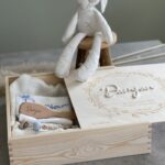 erinnerungskiste erinnerungsbox personalisiert mit namen und geburtsdaten natur holzkiste baby geschenk sendoro shop body haarbürste