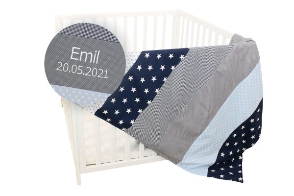 ullenboom-bettdecke-100x140-stick-name-blau-hellblau-grau-sendoro personalisierte decke baby geschenke