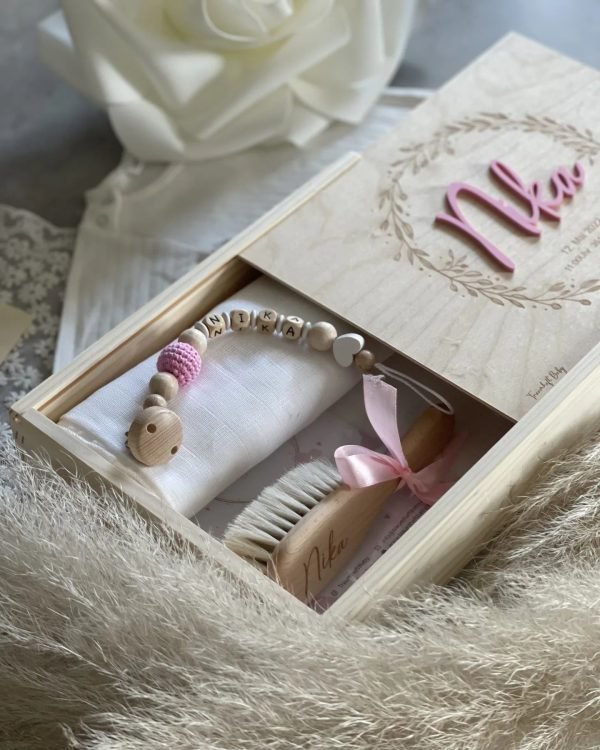 erinnerungskiste erinnerungsbox personalisiert mit namen und geburtsdaten natur holzkiste baby geschenk sendoro shop rosa