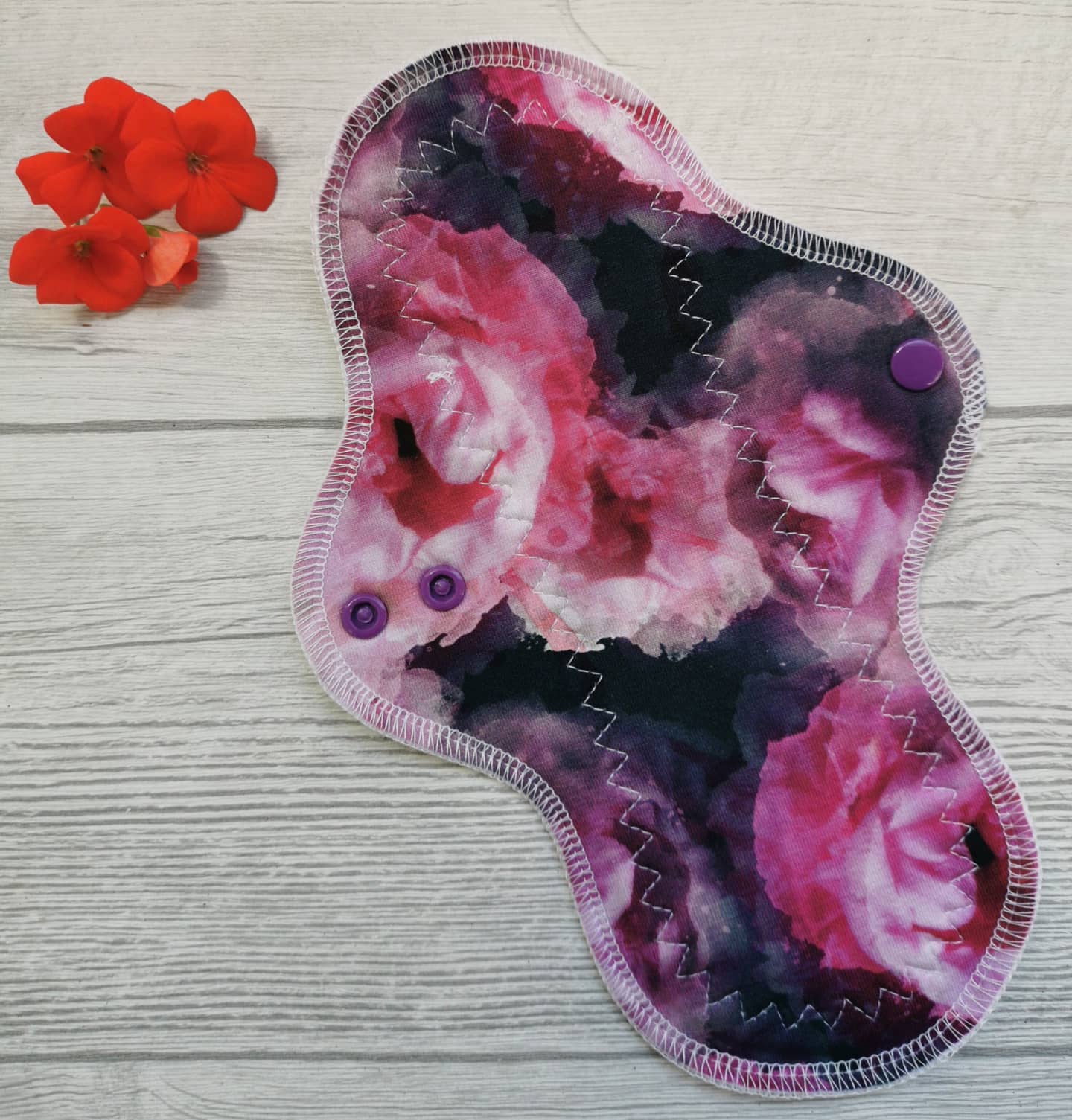 damenbinden-stoffbinden-sendoro-shop-brusan-design-blumen-stoff lila pink rosen handmade waschbare menstruationsbinde 26 cm