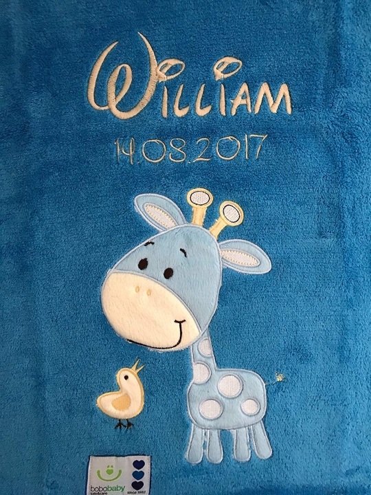 Babydecke mit namen bär motiv geburtsdatum personalisiert geschenk zur geburt blau giraffe