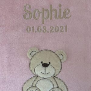 Babydecke mit namen bär motiv geburtsdatum personalisiert geschenk zur geburt rosa bär schriftfarbe beige