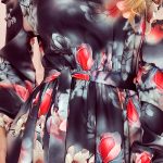 265-5 DAISY Kleid mit Rüschen - Blumen auf schwarzem Hintergrund-5